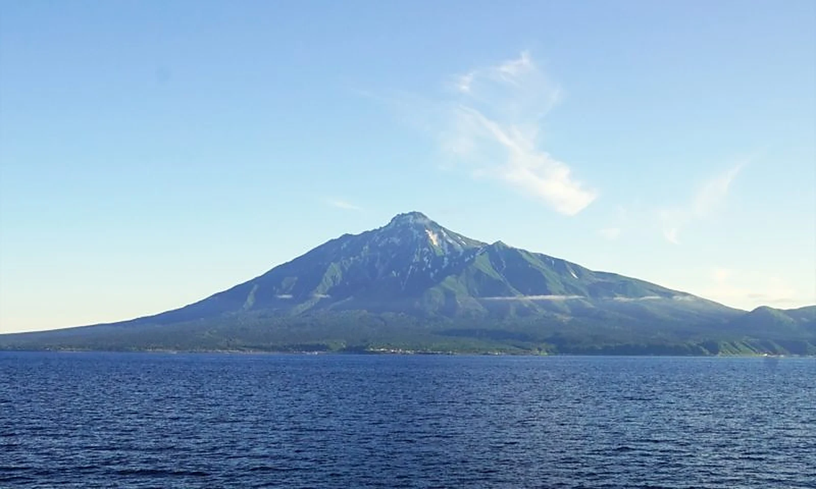 海の向こうにそびえる利尻富士